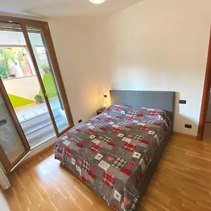 Appartamento Conte Rosso House Con Terrazza In Coorte Tranquilla A Due Passi Da Stazione E Metropolitana Lambrate, Milano